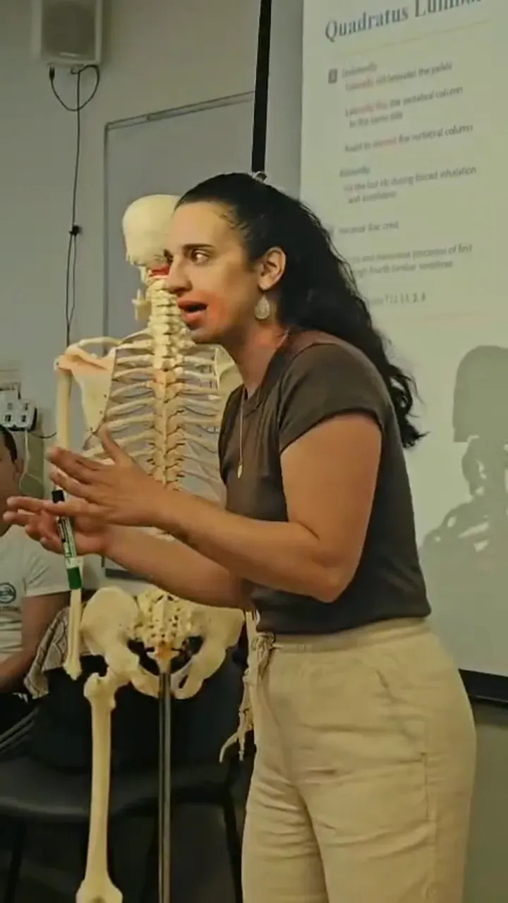 עדי מאירי מלמדת אנטומיה ליד שלד, בכיתה במכללת רידמן